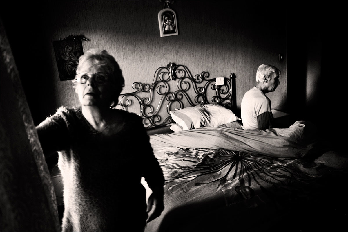 Черно-белая серия снимков о борьбе одной семьи с болезнью Альцгеймера