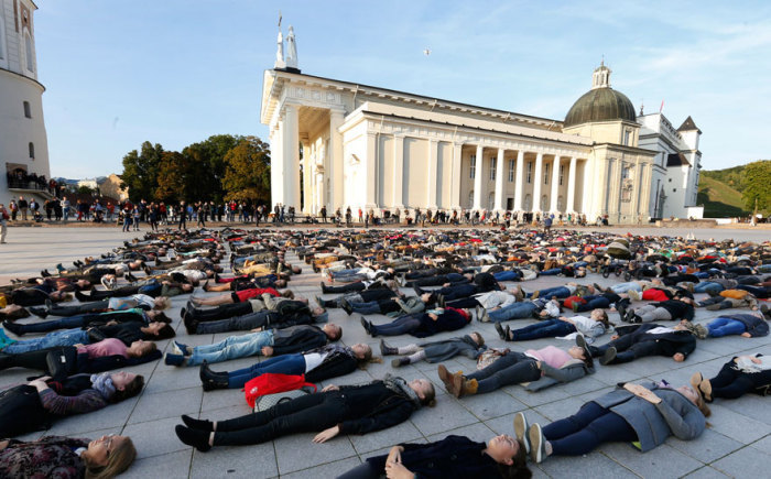 Флешмоб в Литве, призванный обратить внимание на количество самоубийств в стране  