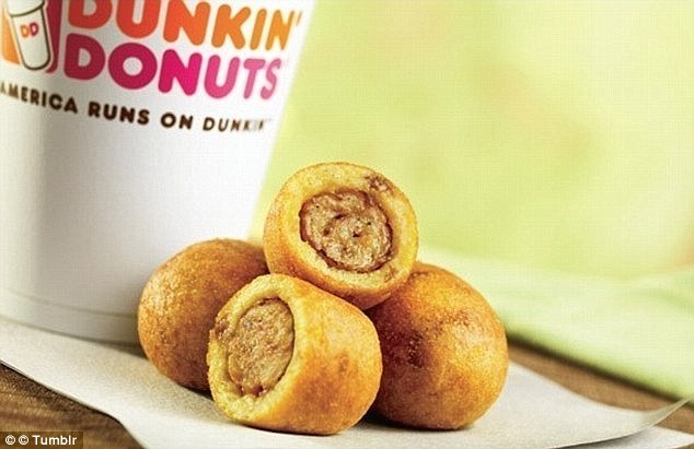 Сосиска, запечённая в блине. Ресторан Dunkin Donuts решил совместить два любимых американцами блюда на завтрак: сосиски и блины. 