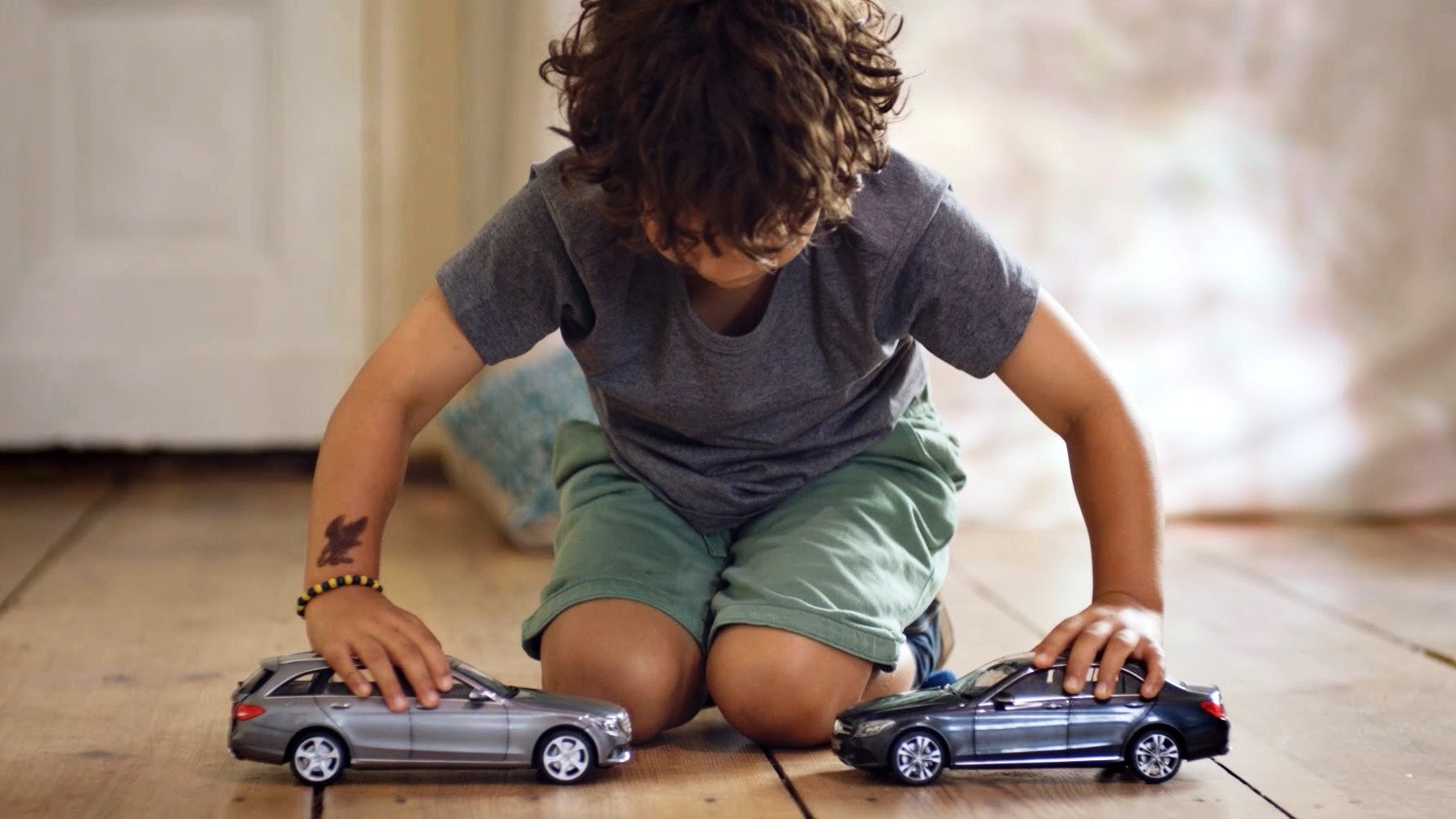Mercedes-Benz разыграла маленьких любителей сталкивать игрушечные автомобили