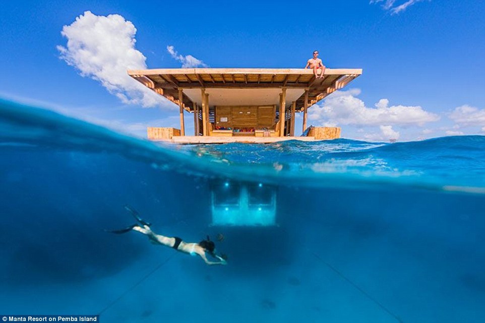 2. Номер под водой, отель Manta Resort на острове Пемба в Танзании. Первый в Африке подводный гостиничный номер находится на глубине 4 метра в Индийском океане к северу от Занзибара.
