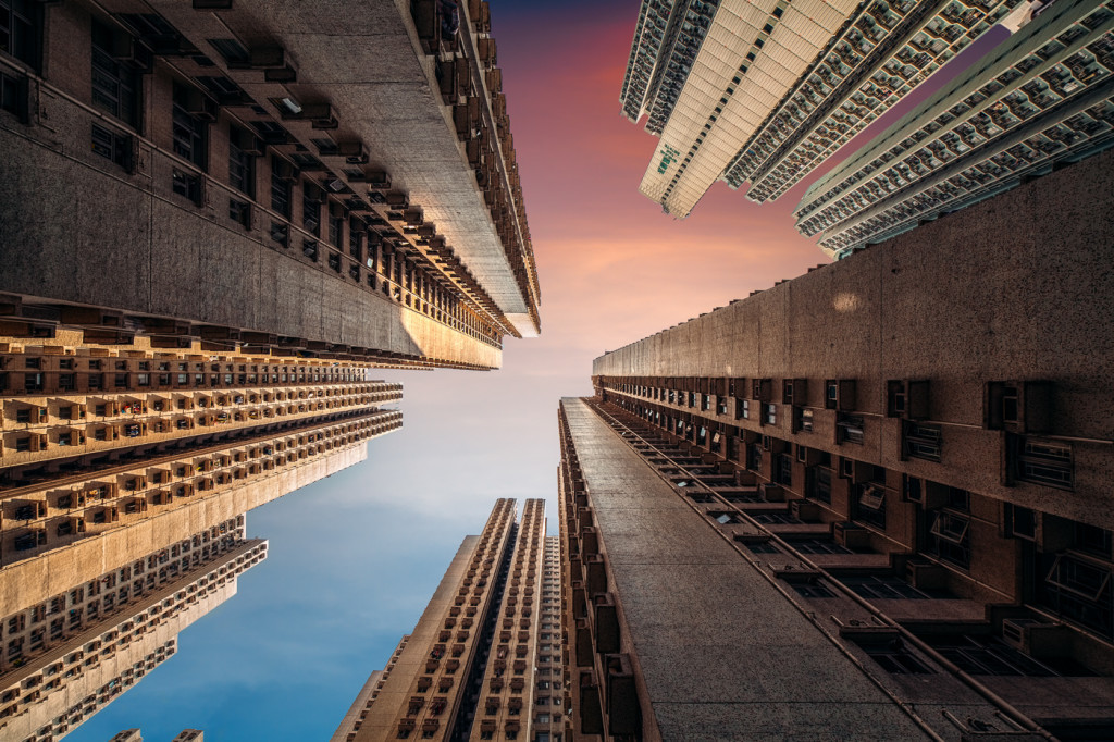 Футуристичный Гонконг: вид на небоскребы с земли