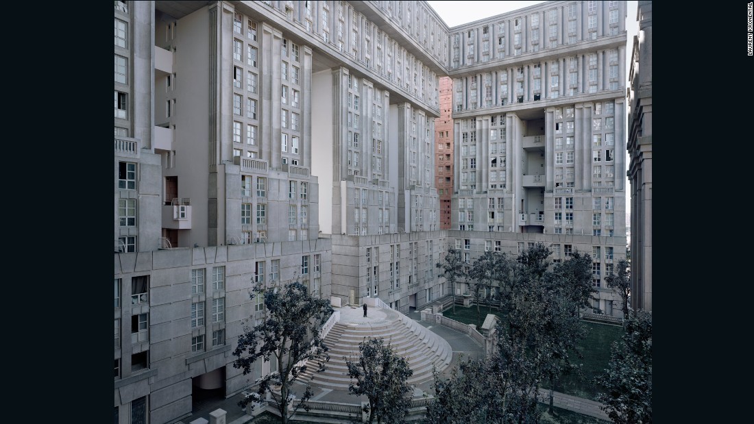 Парижская архитектура, напоминающая картины из фильма "Голодные игры"
