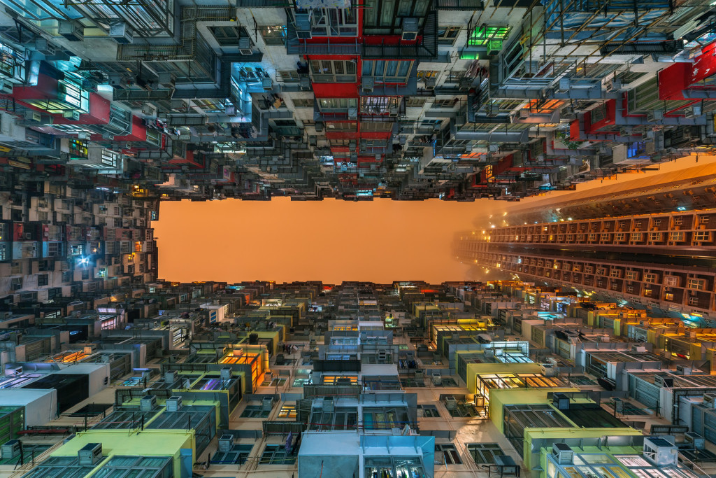 Футуристичный Гонконг: вид на небоскребы с земли