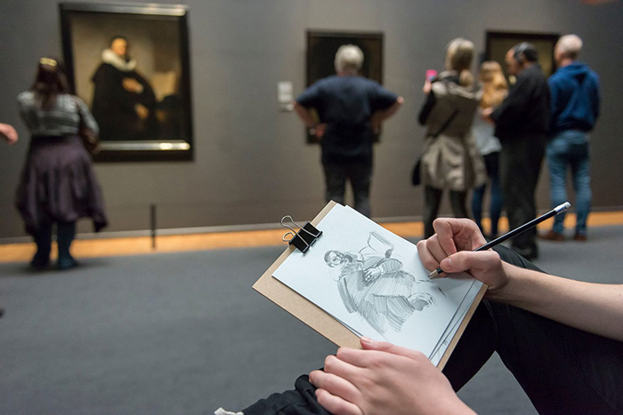 Государственный музей в Амстердаме запретил посетителям фотографировать, предложив им альтернативу 