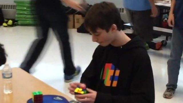 Американский школьник собрал кубик Рубика за 4,9 секунды