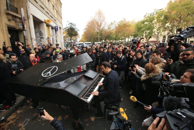 Пианист исполнил Imagine Джона Леннона на месте одного из терактов в Париже