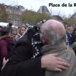 Мусульманин в Париже предлагает прохожим обнять его, если они ему доверяют