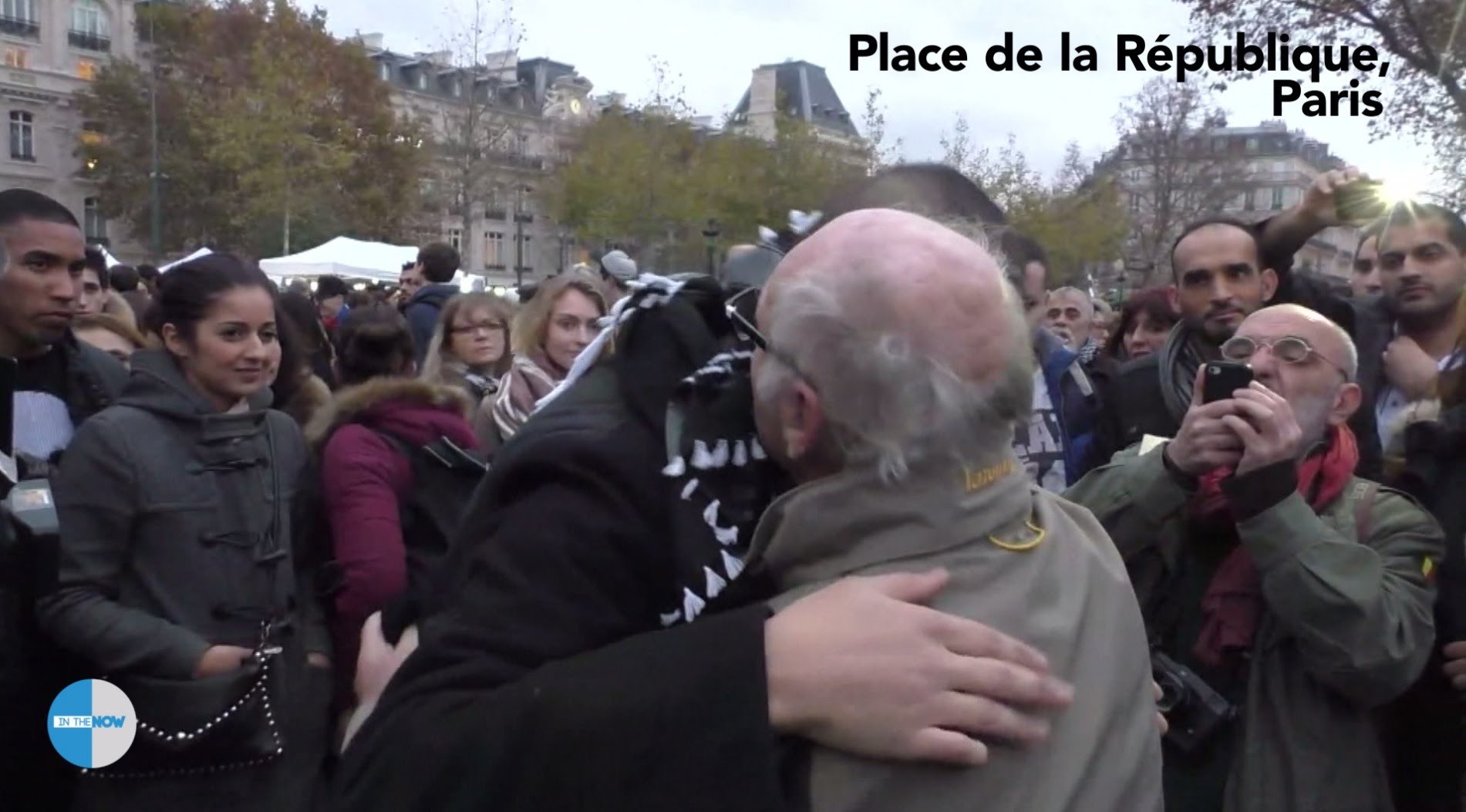 Мусульманин в Париже просит прохожих обнять его, если они ему доверяют