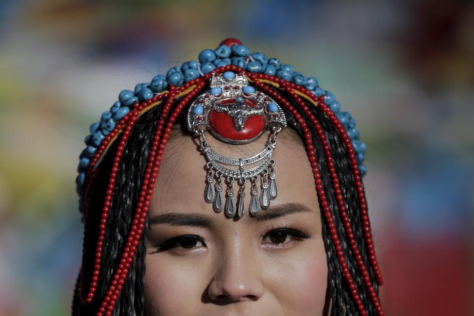 Невеста по имени Цзин Ли в традиционном тибетском костюме позирует фотографу в горах Тангла в день своей свадьбы, 18 ноября 2015 года. И 22-летняя Цзин Ли и её супруг, 23-летний Кэ Сюй, родом из провинции Хубэй. Пара прожила в Тибете три года.
