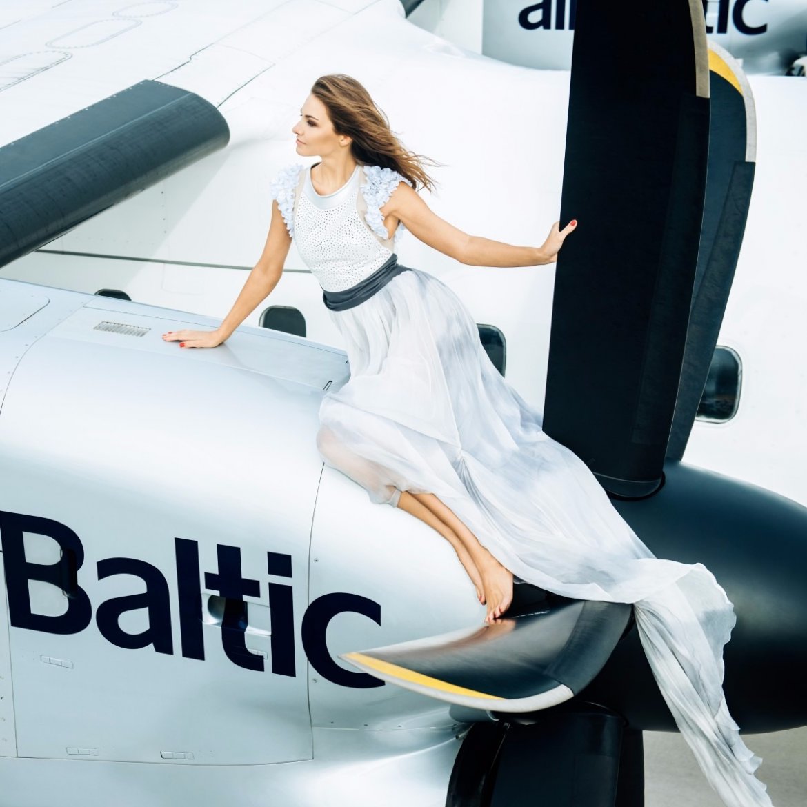 Авиакомпания airBaltic представила сексуальный календарь на 2016 год