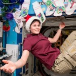 Рождество в космосе: веселые фотографии астронавтов на МКС