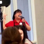 Работница школьной столовой поразила учеников своим невероятным голосом