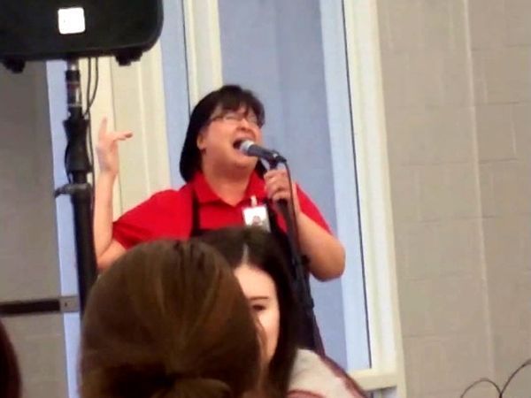 Работница школьной столовой поразила учеников своим невероятным голосом