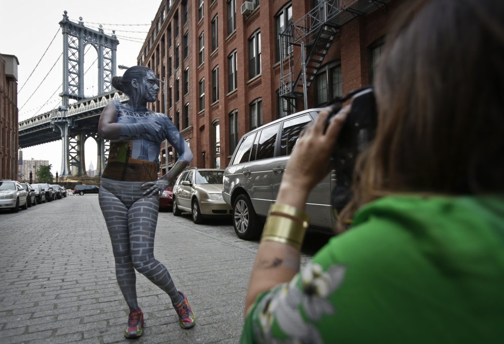 Художница спрятала обнаженных девушек на улицах Нью-Йорка