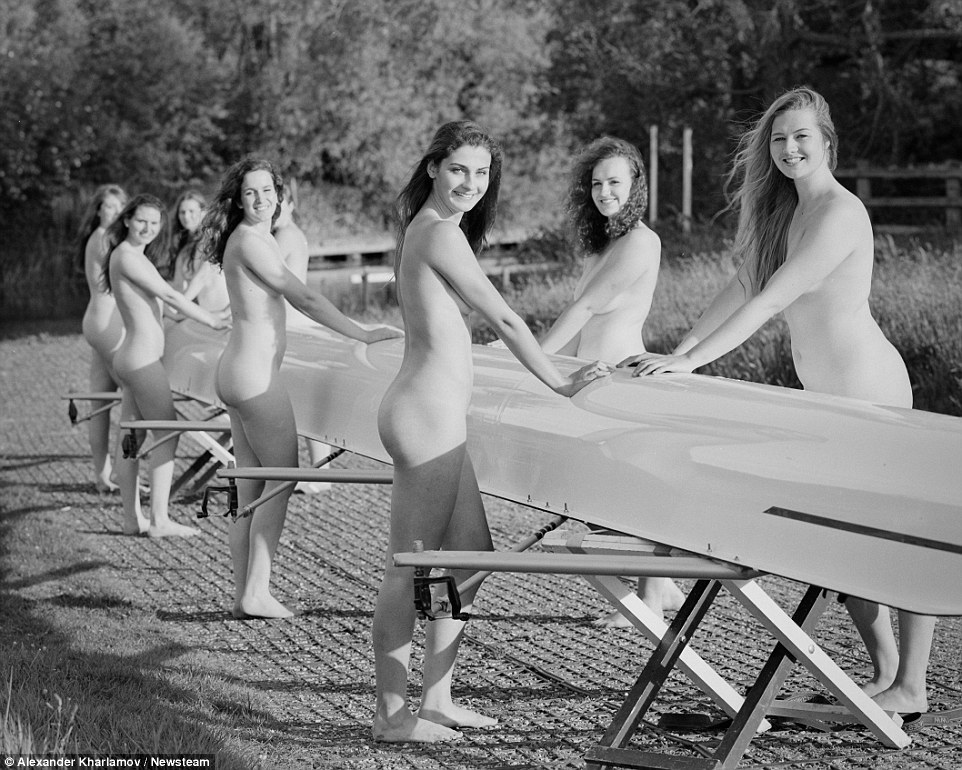 Женская команда по гребле Уорикского университета разделась для календаря