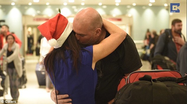 Трогательное видео воссоединение семей на Рождество в аэропорту Хитроу
