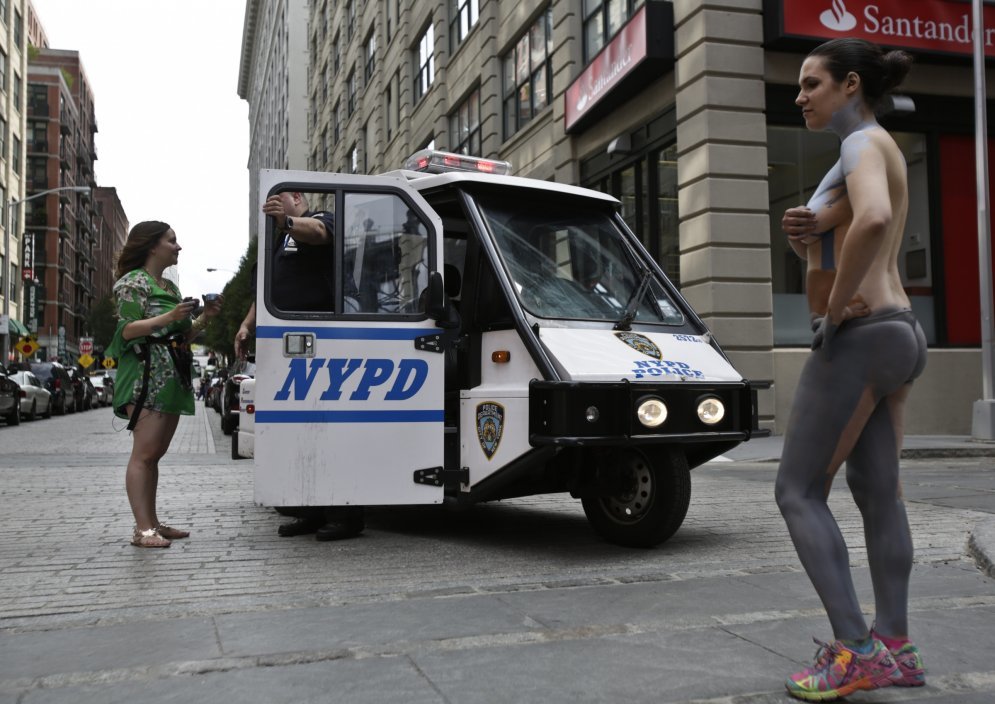 Художница спрятала обнаженных девушек на улицах Нью-Йорка