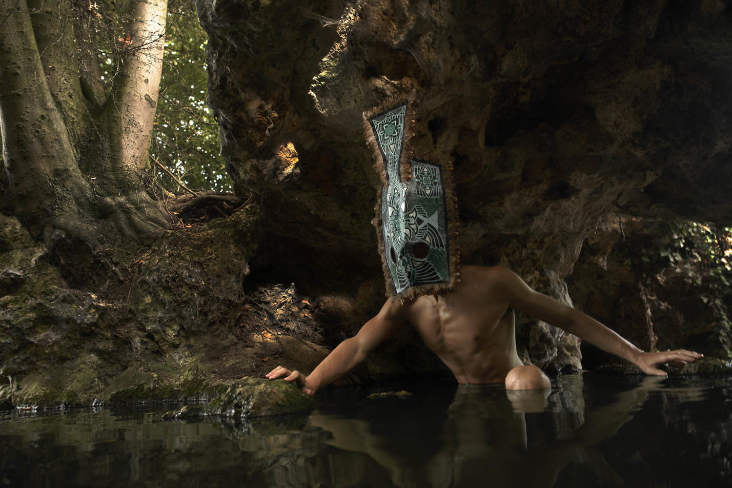 Мистические маски и иллюзорные миры: сюрреалистические работы французского фотографа