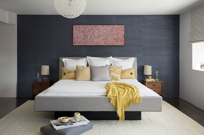 13 простых и стильных вариантов оформления спален обоями