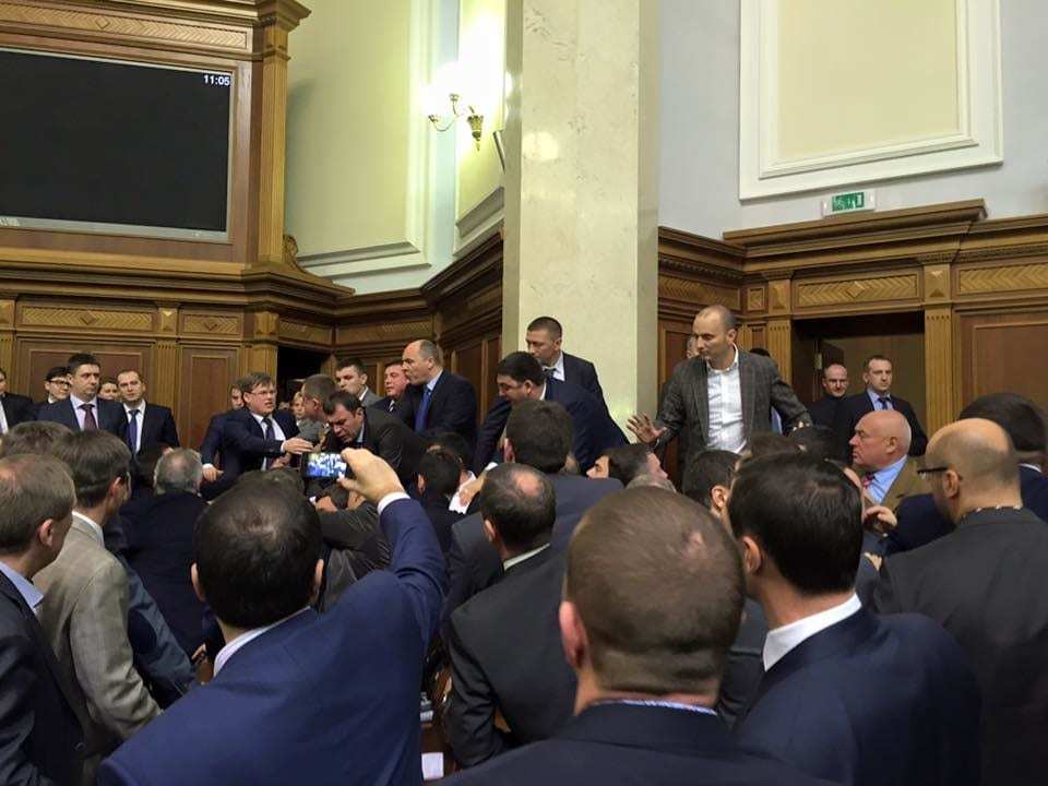 Во время выступления премьер-министра Украины Арсения Яценюка в Раде случилась массовая драка