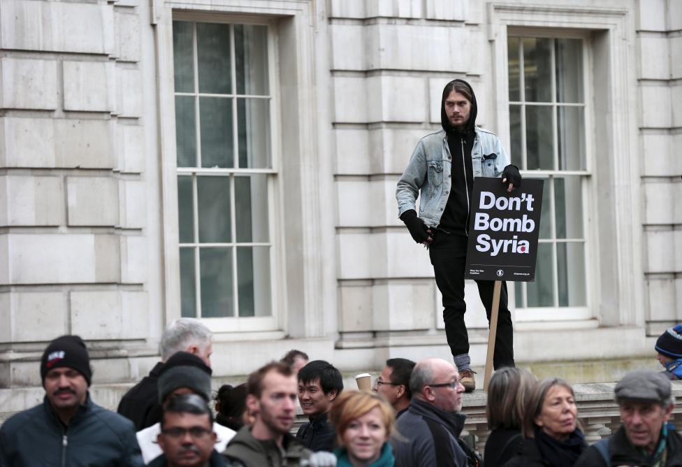 В Лондоне прошли протесты против авиаударов по ИГИЛ в Сирии 