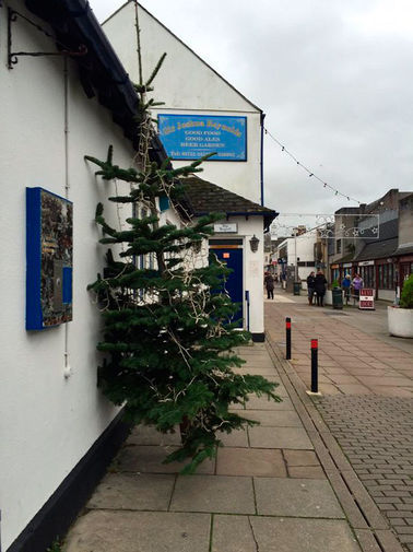 Британцы ищут «самую ужасную» рождественскую елку в мире