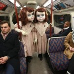 Эти две “куклы” перепугали посетителей лондонского метро