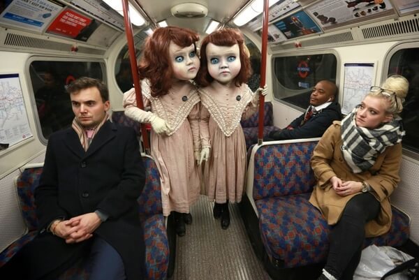 Эти две "куклы" перепугали всех посетителей лондонского метро
