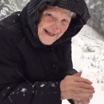 Сын снял на камеру, как его 101-летняя мама радуется снегу