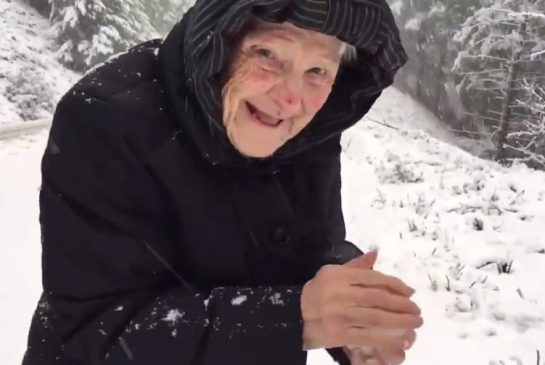 Сын снял на камеру, как его 101-летняя мама радуется снегу