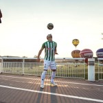 Знаменитые футболисты показывают трюки на фоне видов Вильнюса