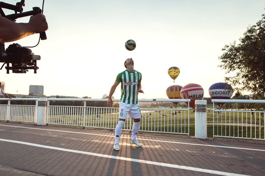 Знаменитые футболисты показывают трюки на фоне видов Вильнюса