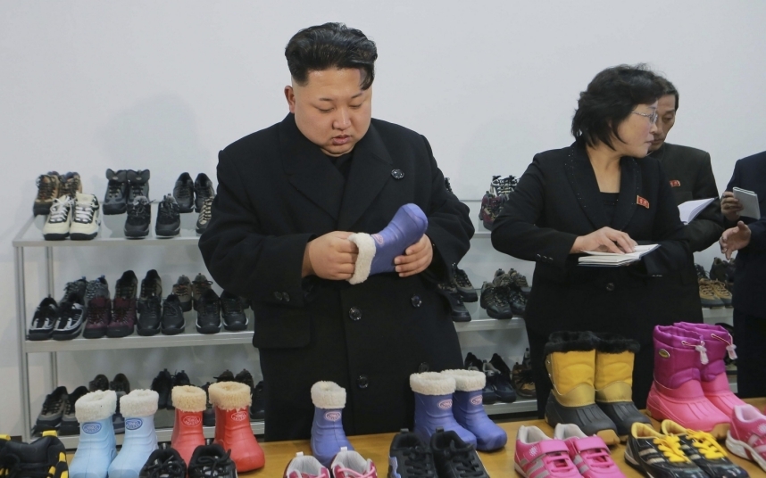 Визит северокорейского лидера Ким Чен Ына на обувную фабрику в Пхеньяне.