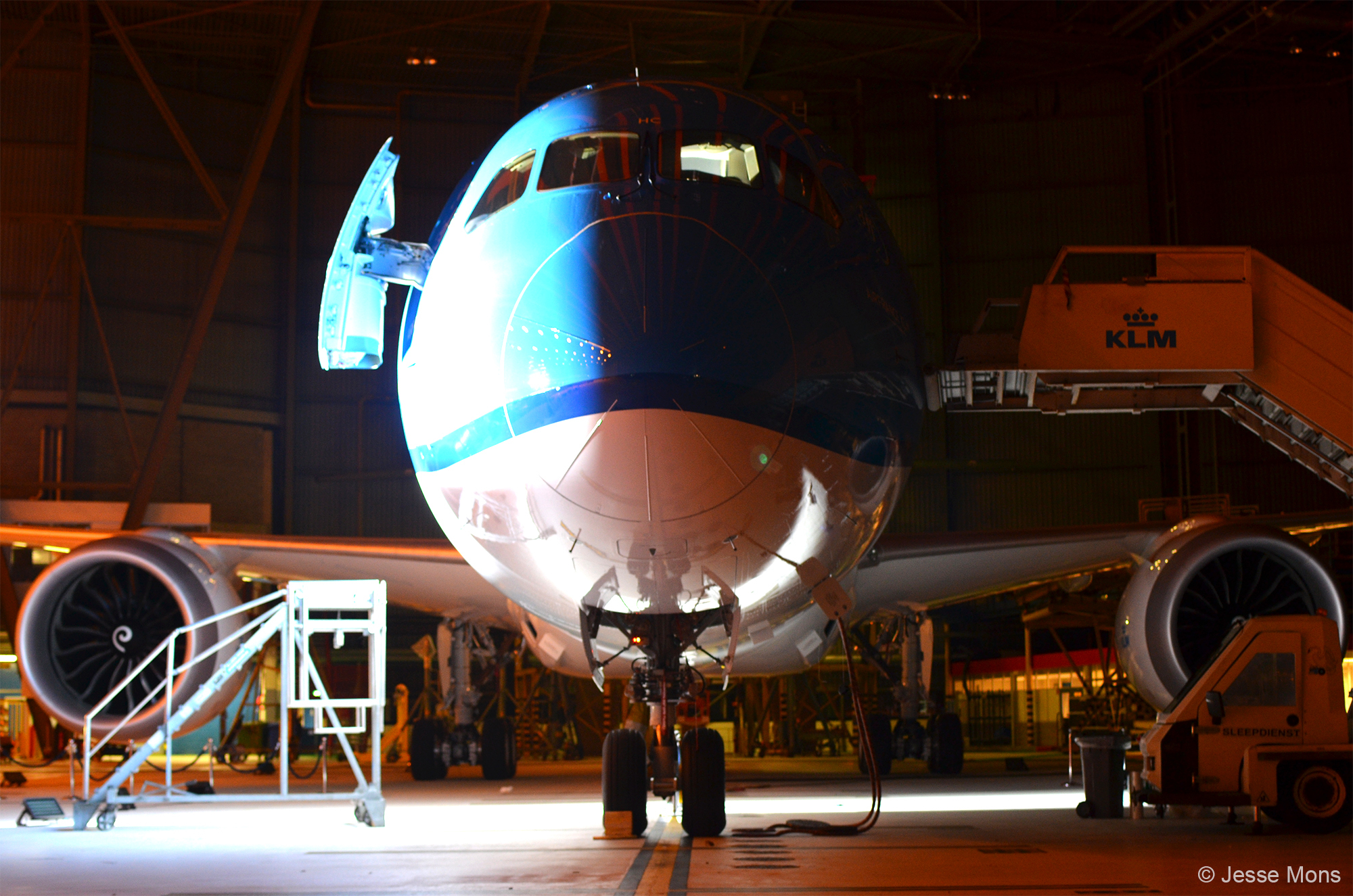 "Распаковываем" новый самолет компании KLM