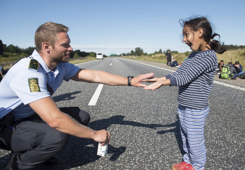 Полицейский и девочка-мигрантка