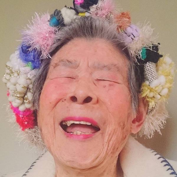 93-летняя бабушка с задором рекламирует одежду своей внучки 