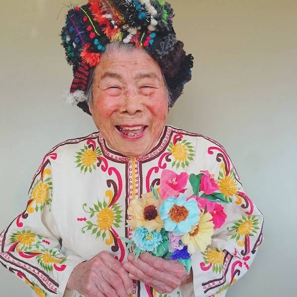 93-летняя бабушка с задором рекламирует одежду своей внучки
