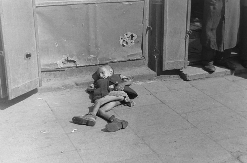 Тяжелые снимки, запечатлевшие жизнь и смерть в варшавском гетто