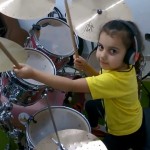 5-летняя барабанщица удивляет людей