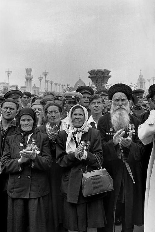 Жизнь в СССР в работах французского фотографа Анри Картье-Брессона