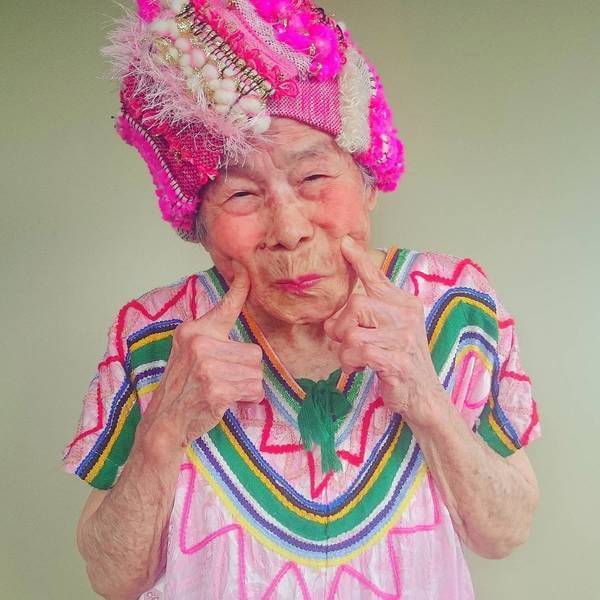93-летняя бабушка с задором рекламирует одежду своей внучки 