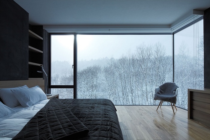 10 уютных спален с чарующими зимними видами из окна
