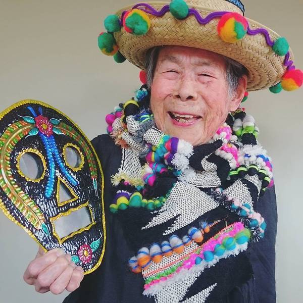 93-летняя бабушка с задором рекламирует одежду своей внучки