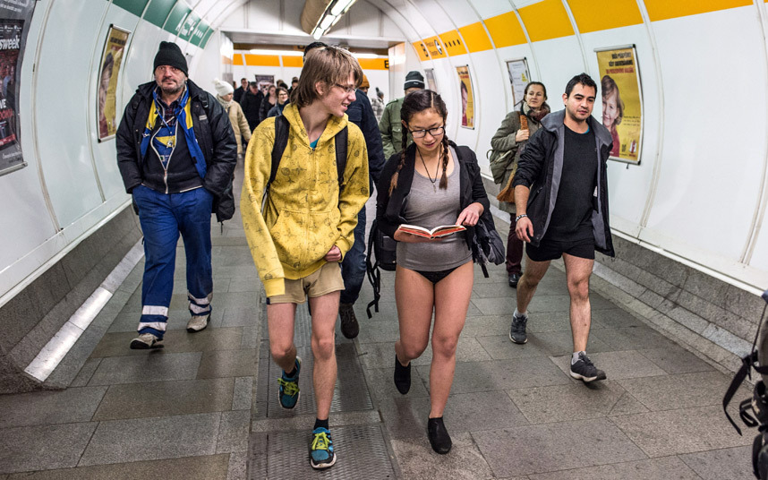 В метро без брюк