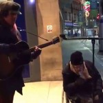 Бездомный, спевший с уличным музыкантом, покорил прохожих и Интернет