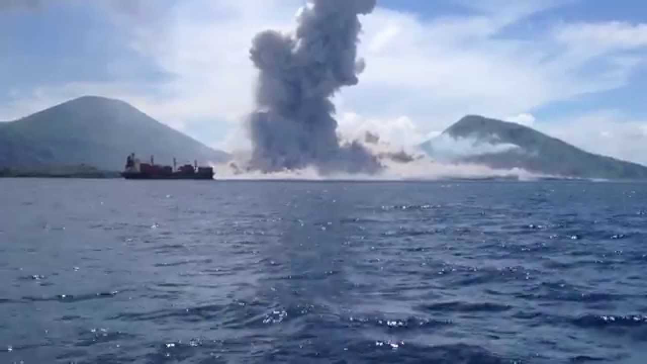 Туристы стали свидетелями извержения вулкана в Папуа-Новой Гвинее