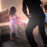 Папа с дочкой танцуют под Sia Chandelier