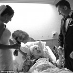 В день свадьбы молодожены заглянули к умирающей бабушке жениха