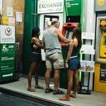Как люди снимают деньги через банкомат в разных странах
